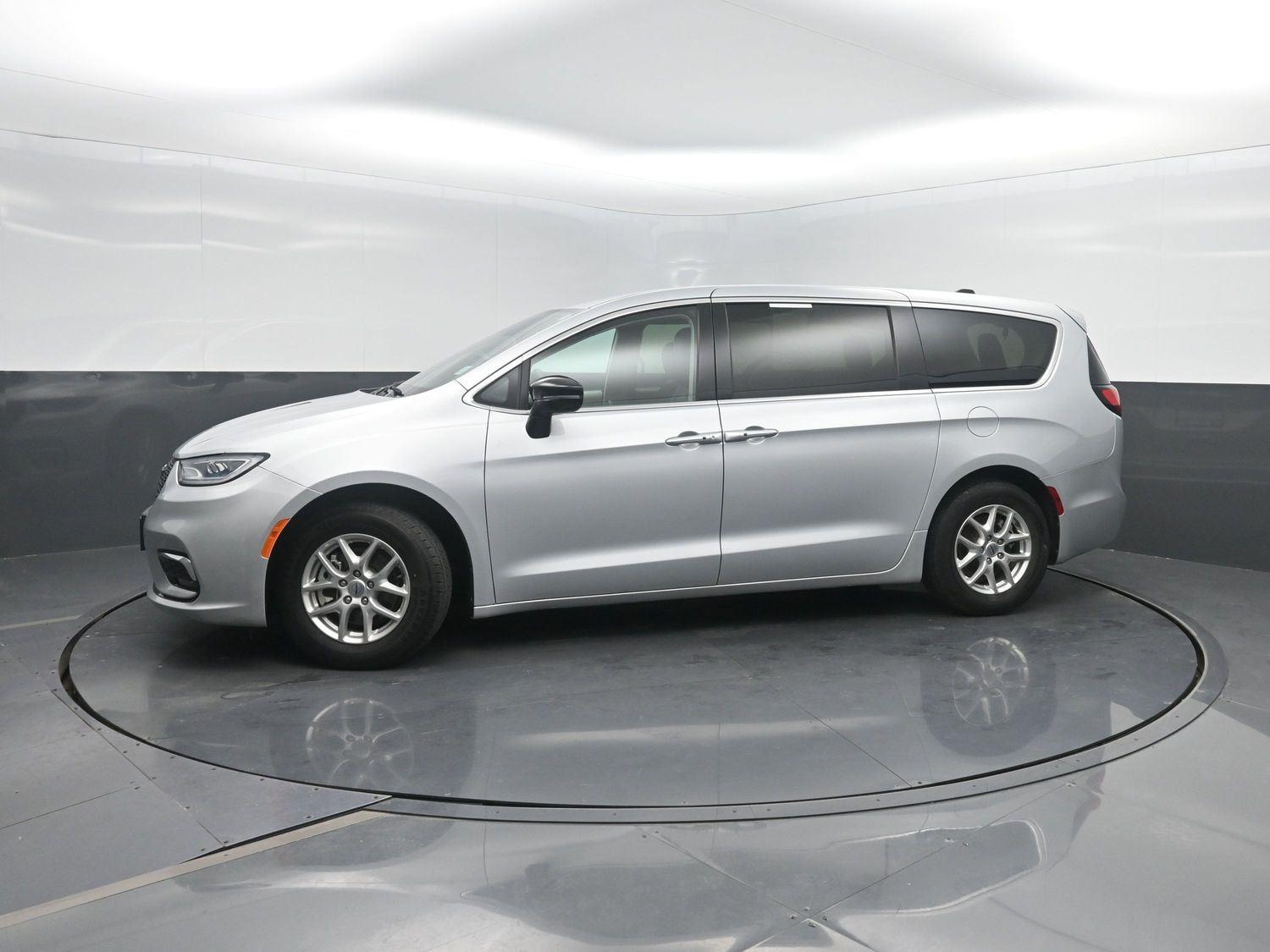 Silver Mist Clearcoat 2024 Chrysler Pacifica Minivan Front-Wheel Drive 9-Speed Automatic