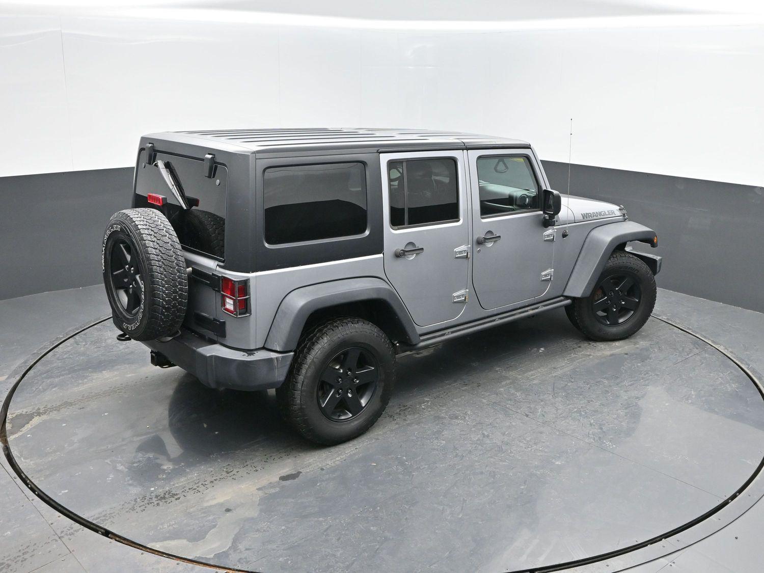 Used 2016 Billet Silver Metallic Clearcoat Jeep Black Bear image 32