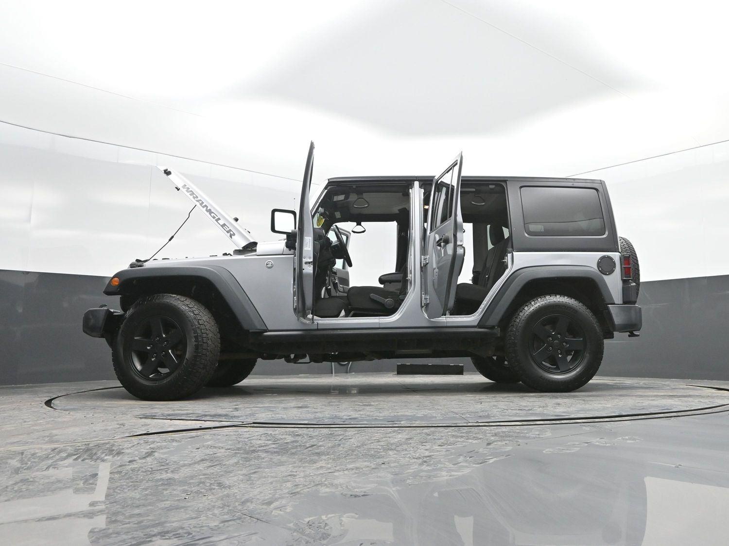 Used 2016 Billet Silver Metallic Clearcoat Jeep Black Bear image 44
