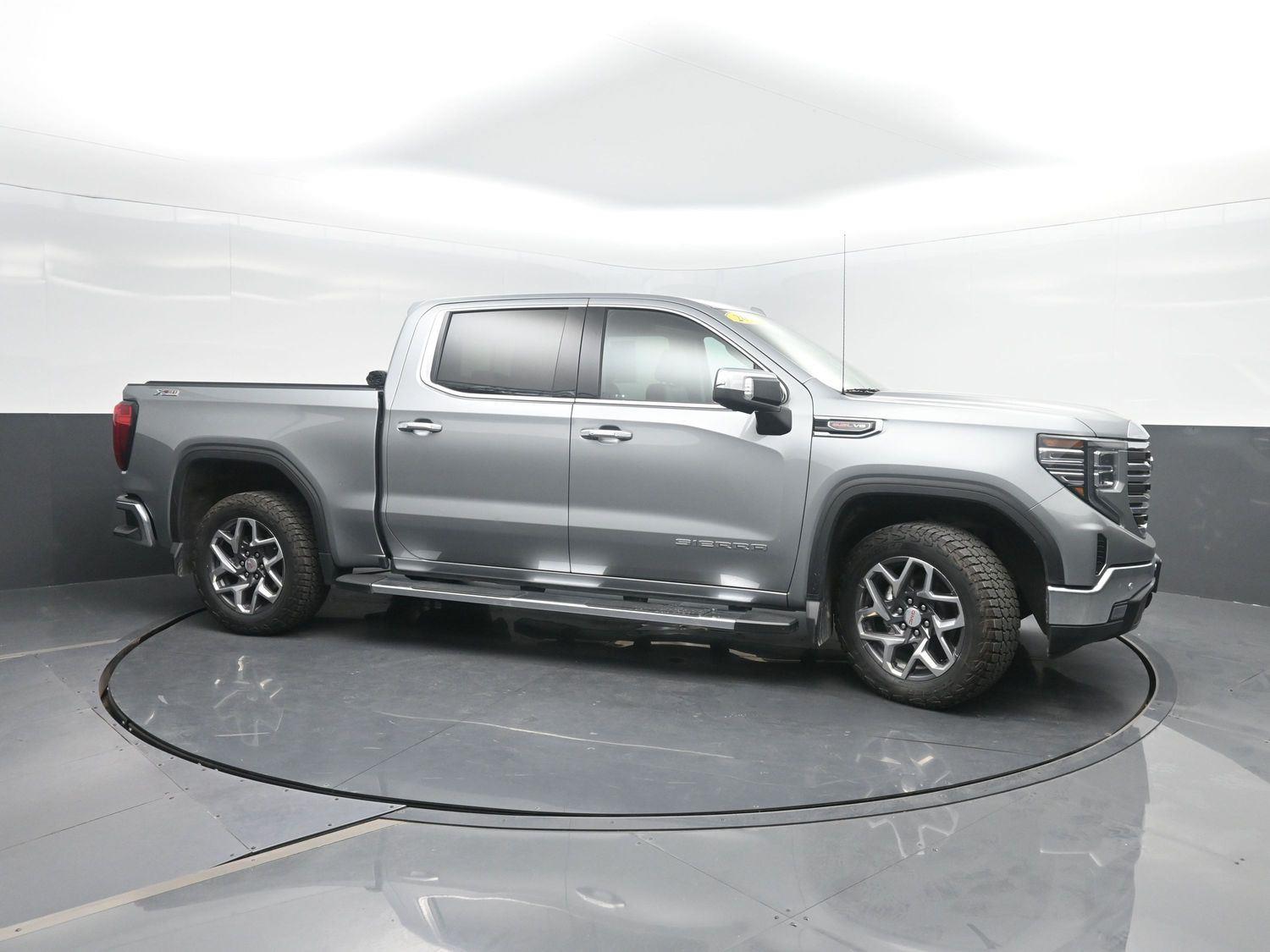 Used 2023 SILVER GMC  image 3