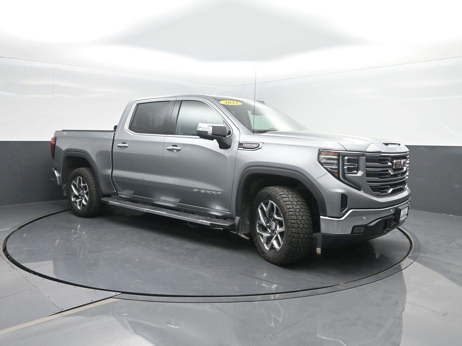 Used 2023 SILVER GMC  image 4