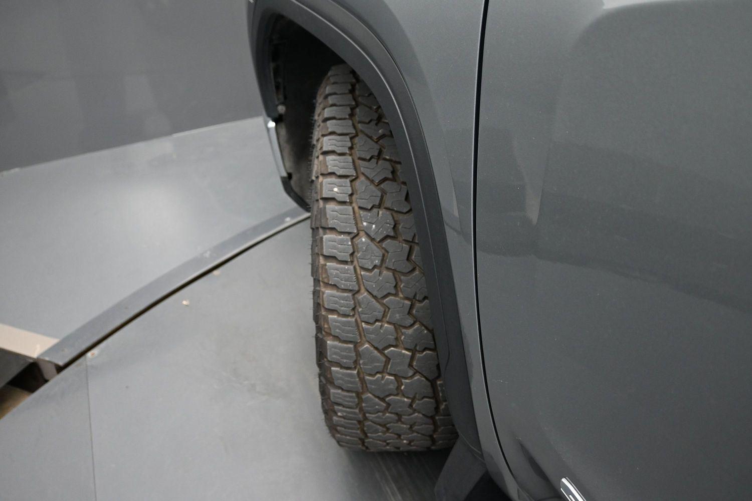 Used 2023 SILVER GMC  image 5