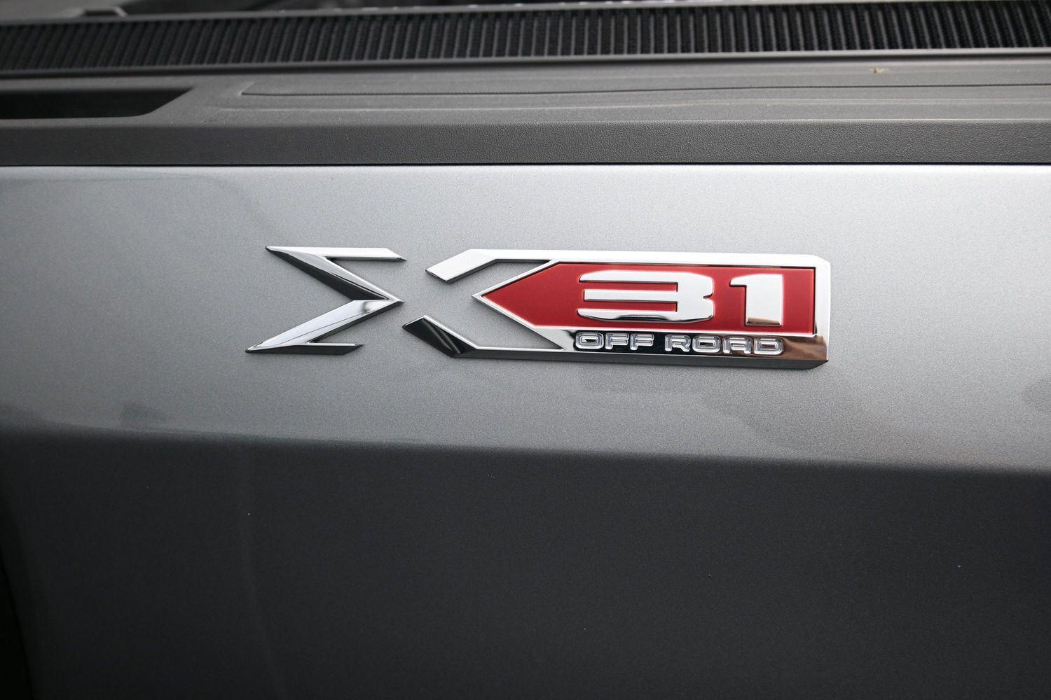 Used 2023 SILVER GMC  image 17