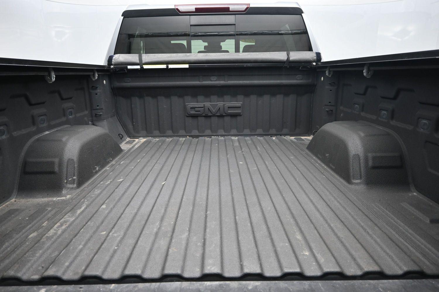 Used 2023 SILVER GMC  image 19