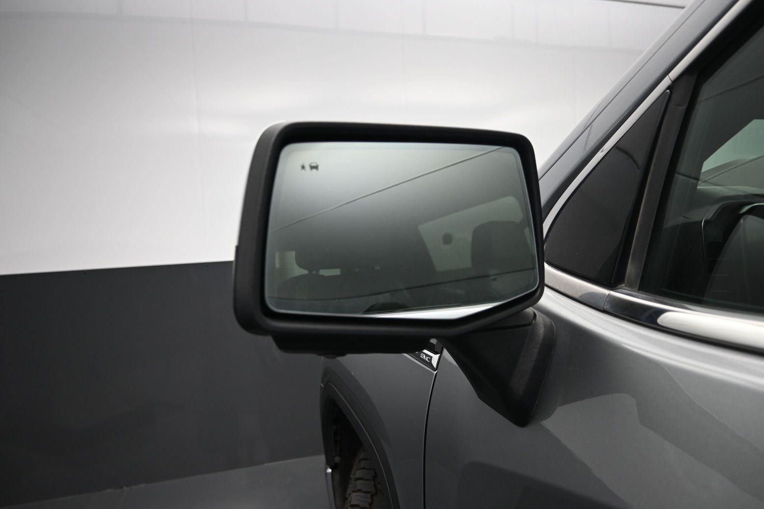 Used 2023 SILVER GMC  image 22