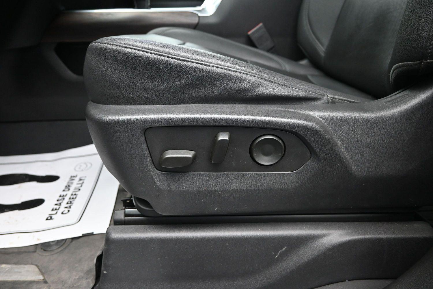 Used 2023 SILVER GMC  image 25