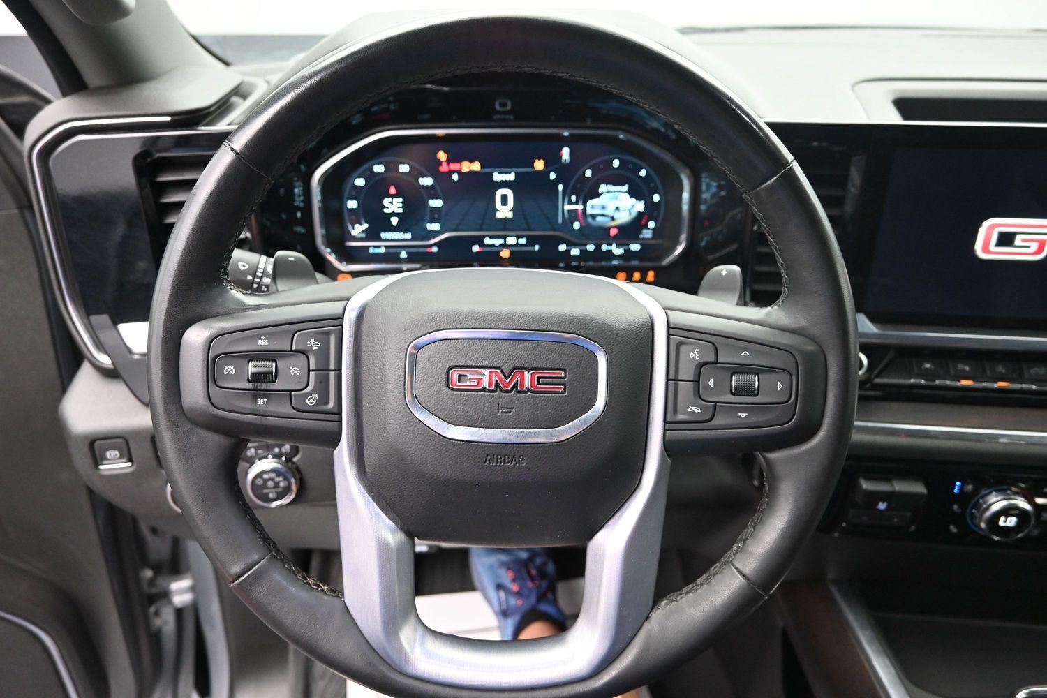 Used 2023 SILVER GMC  image 28