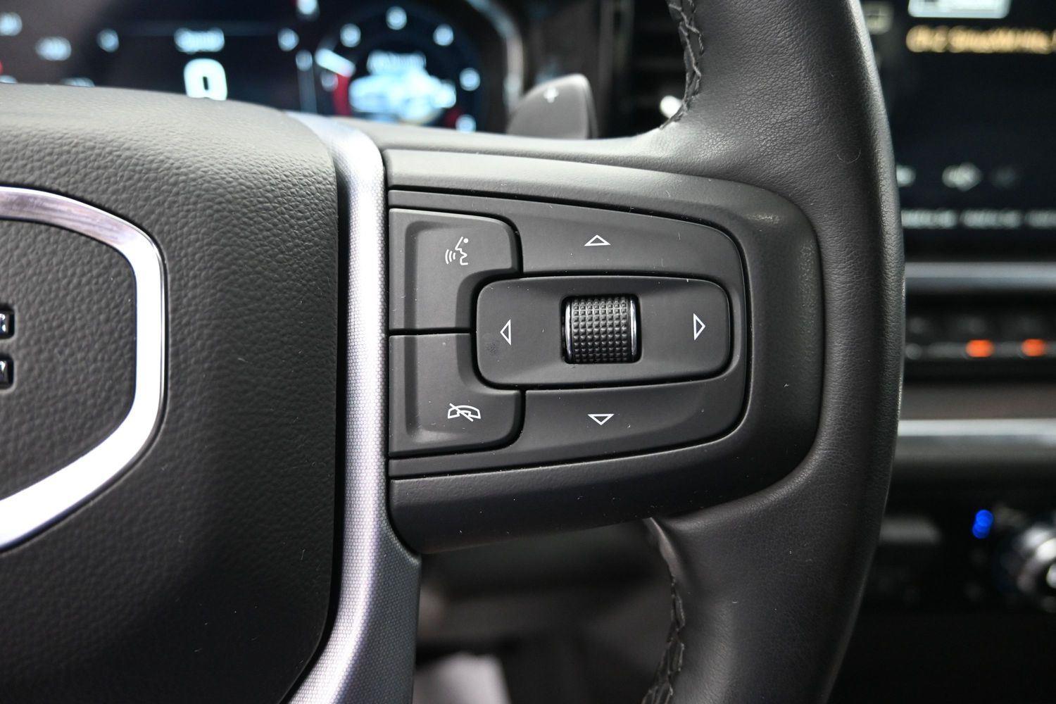 Used 2023 SILVER GMC  image 30