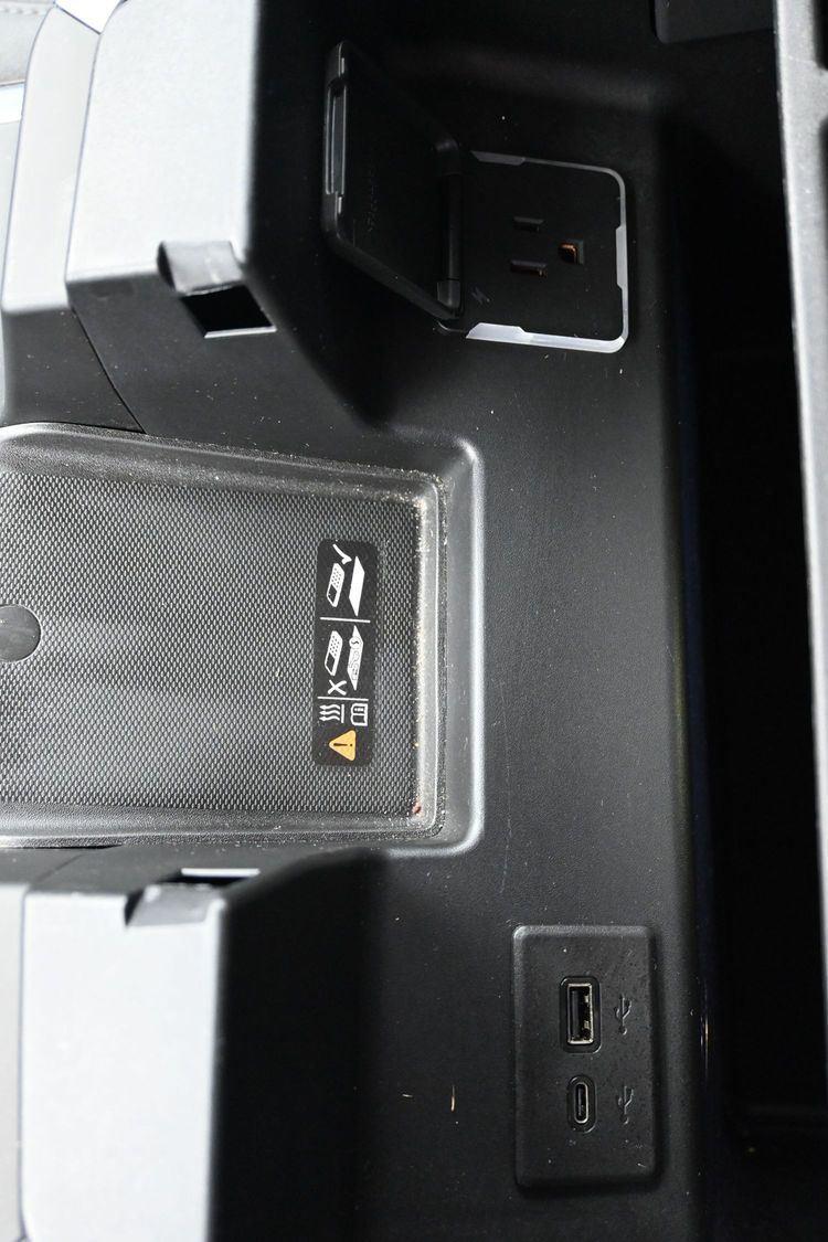 Used 2023 SILVER GMC  image 37