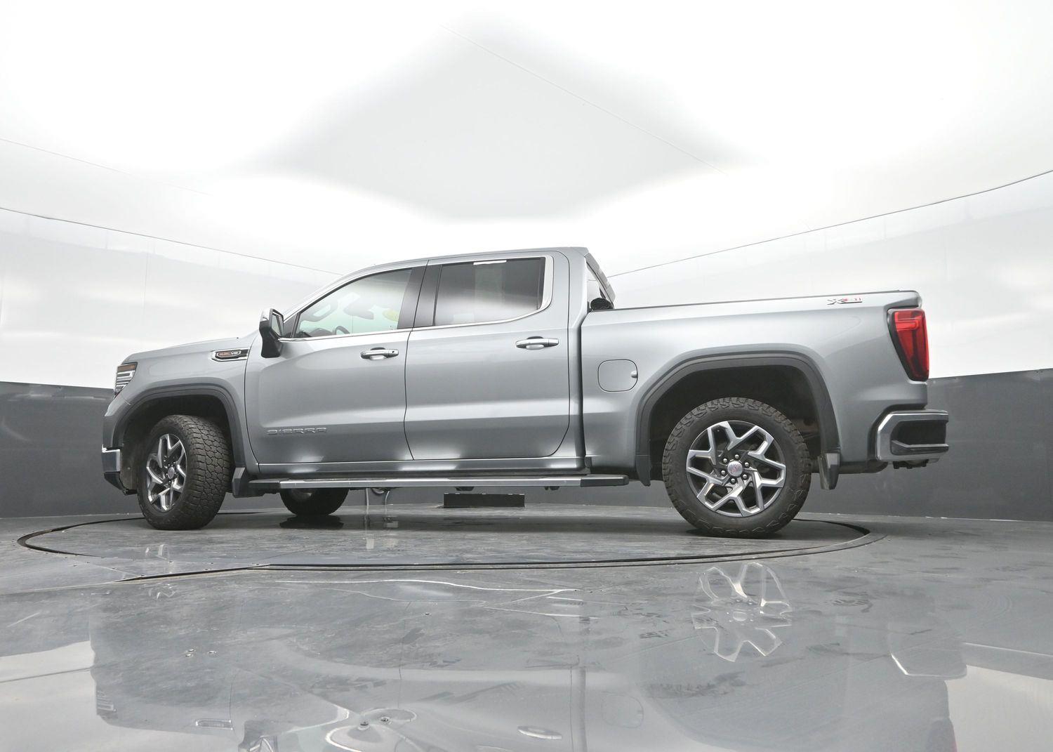 Used 2023 SILVER GMC  image 40