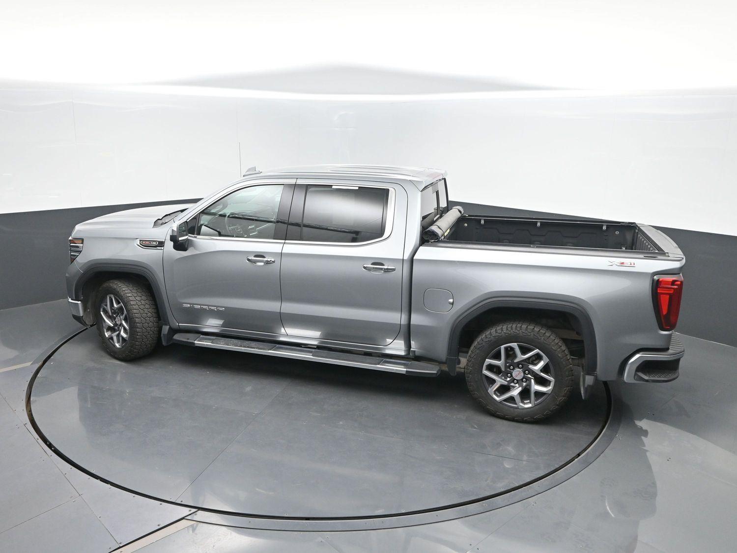 Used 2023 SILVER GMC  image 44