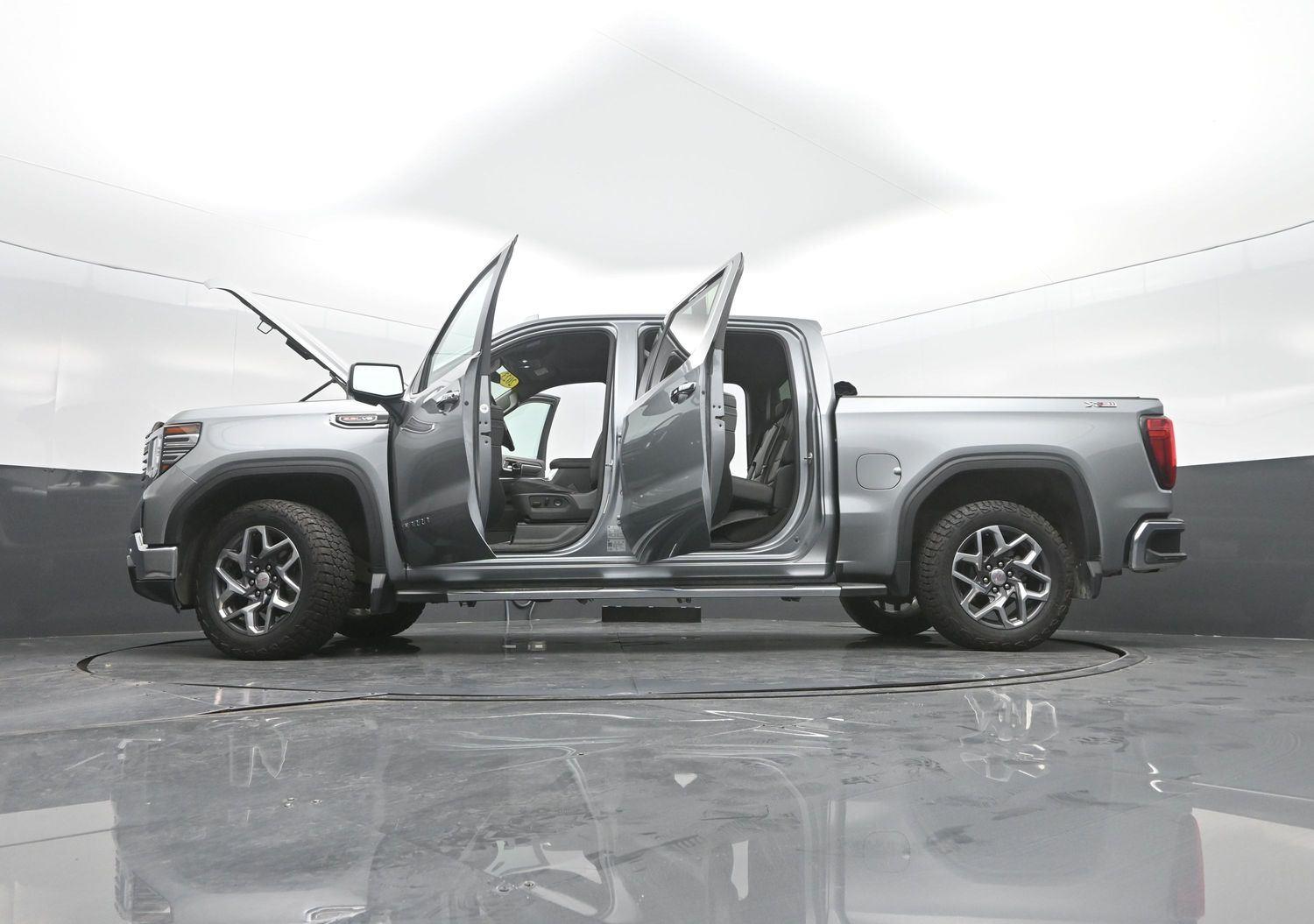 Used 2023 SILVER GMC  image 57