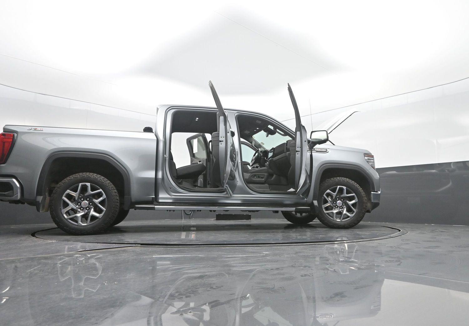 Used 2023 SILVER GMC  image 58