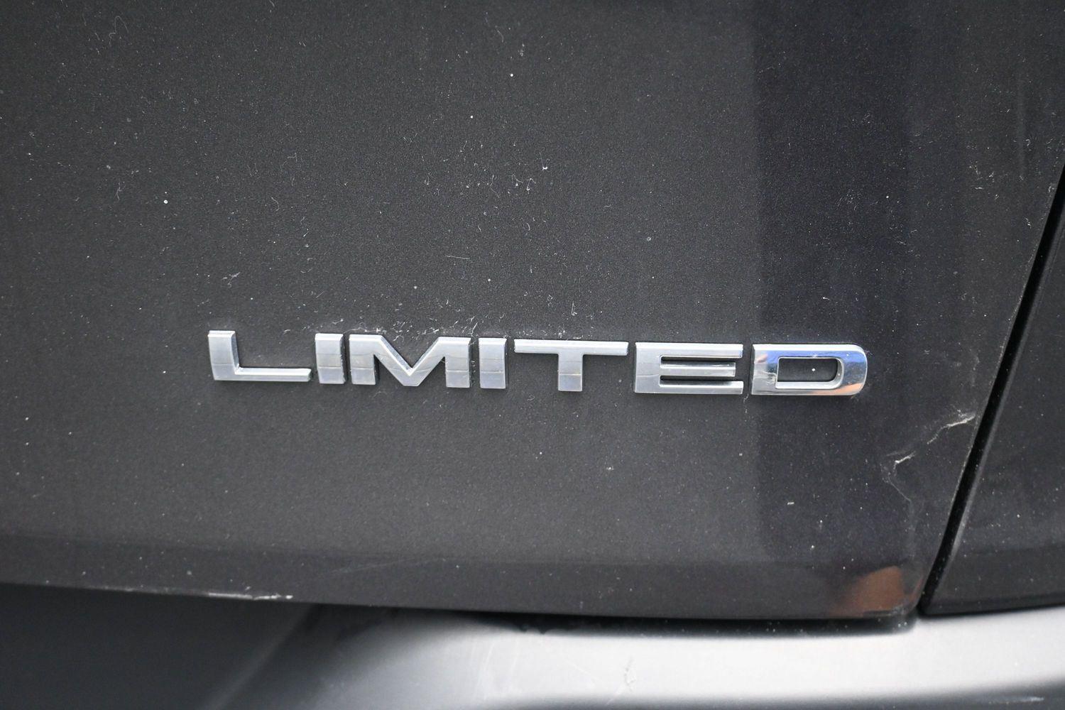 Used 2018 Granite Crystal Metallic Clearcoat Jeep Limited image 13