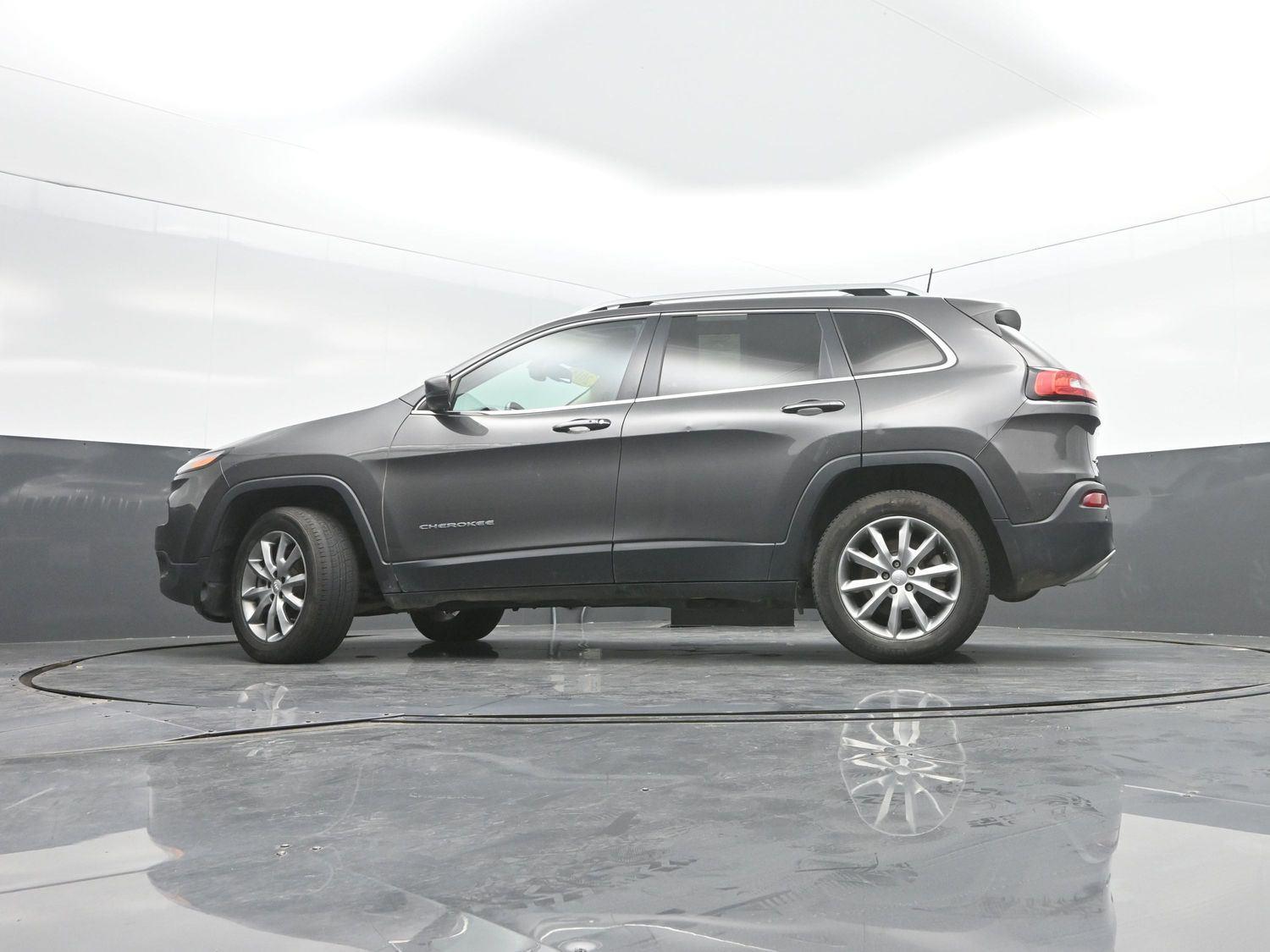 Used 2018 Granite Crystal Metallic Clearcoat Jeep Limited image 31