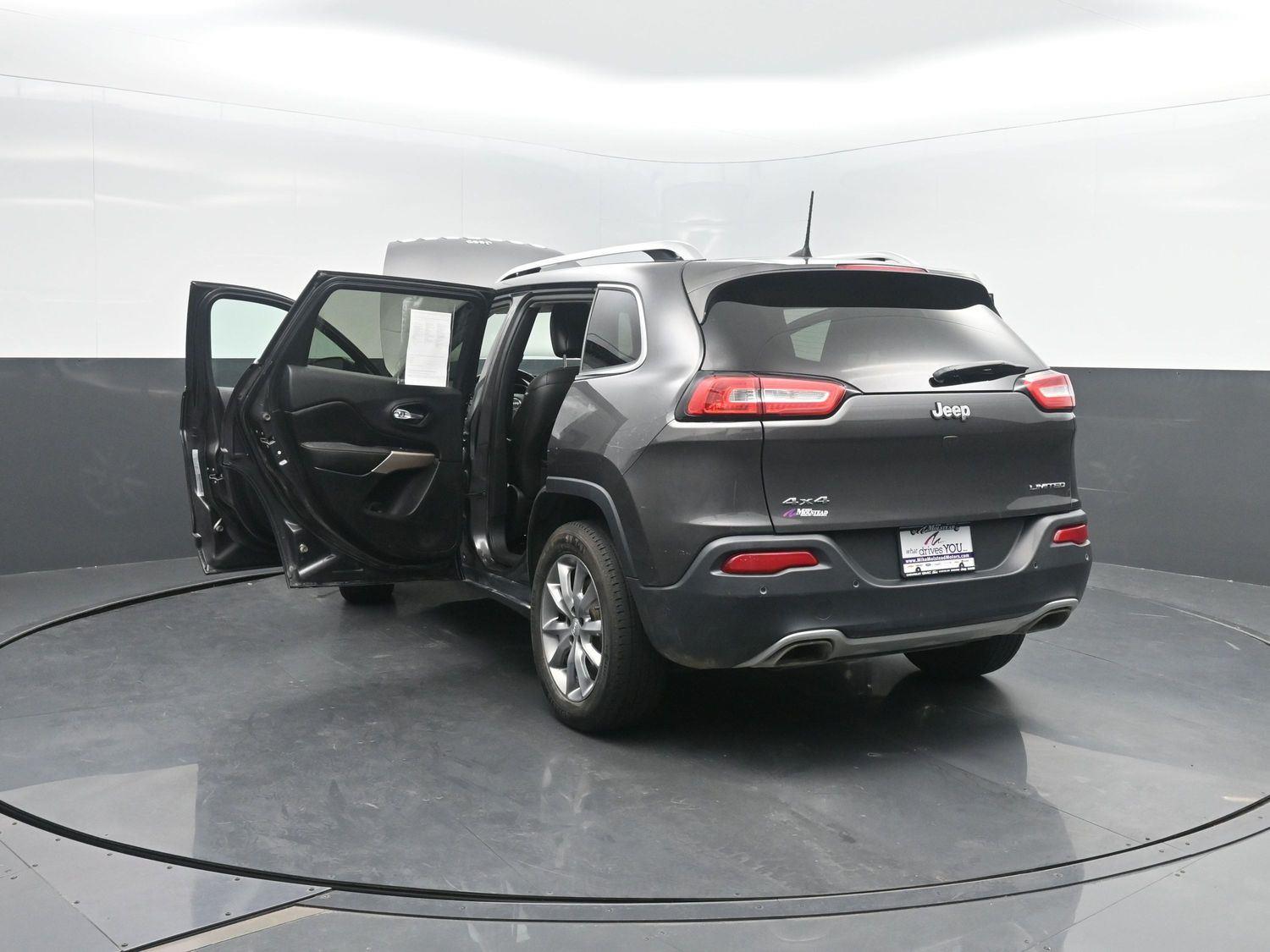 Used 2018 Granite Crystal Metallic Clearcoat Jeep Limited image 44