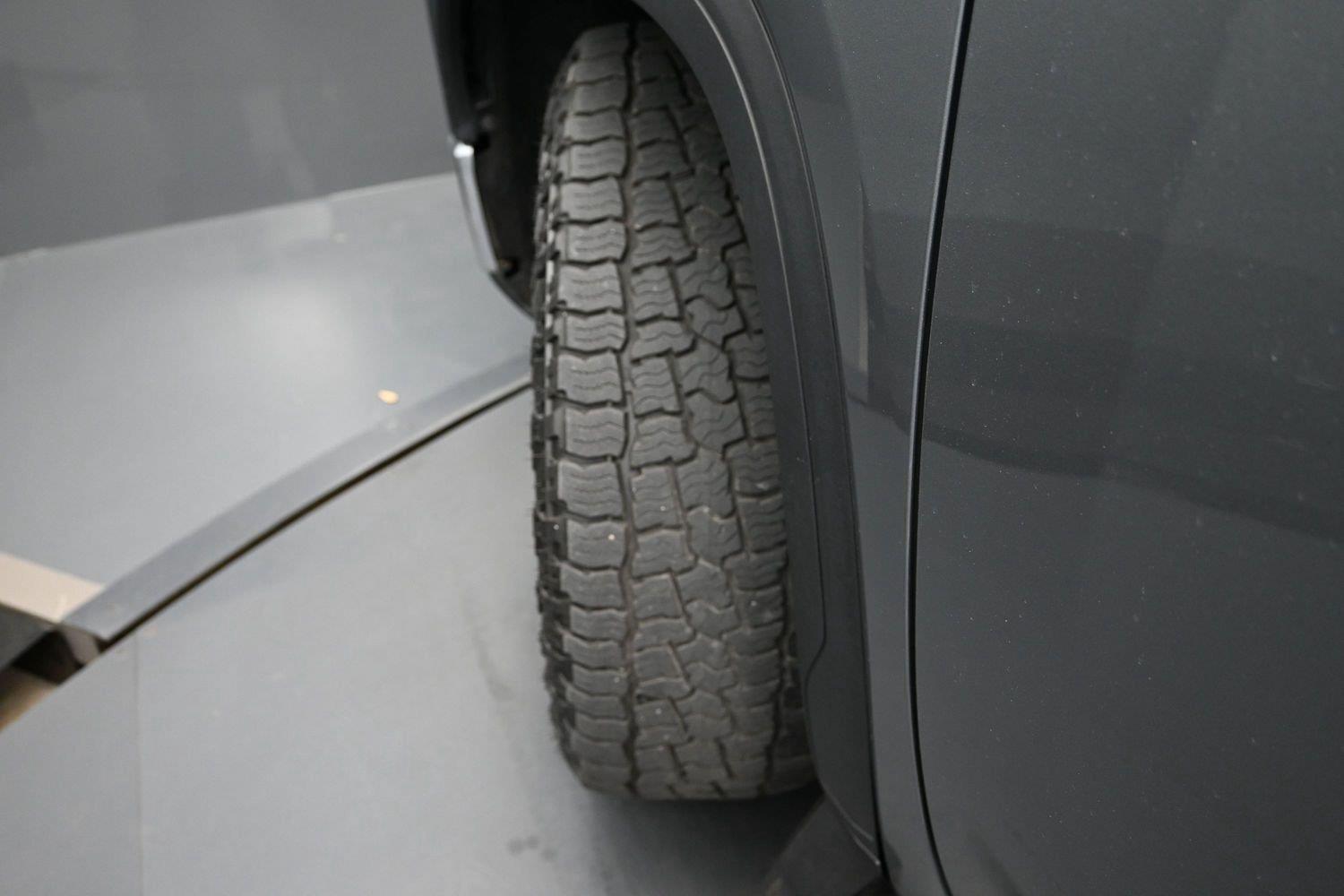Used 2019 Satin Steel Metallic GMC SLT image 5
