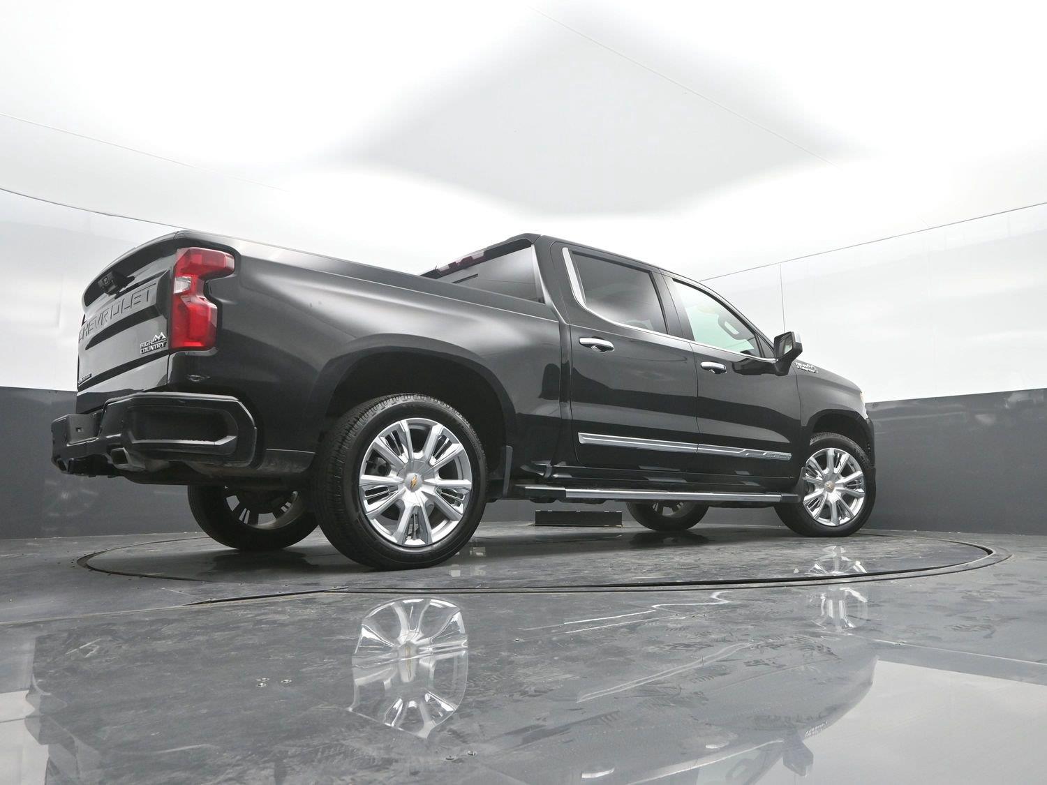 Used 2025 Black Chevrolet High Country image 43