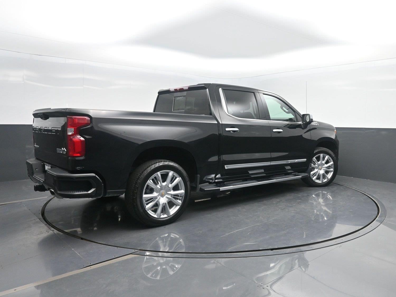 Used 2025 Black Chevrolet High Country image 3