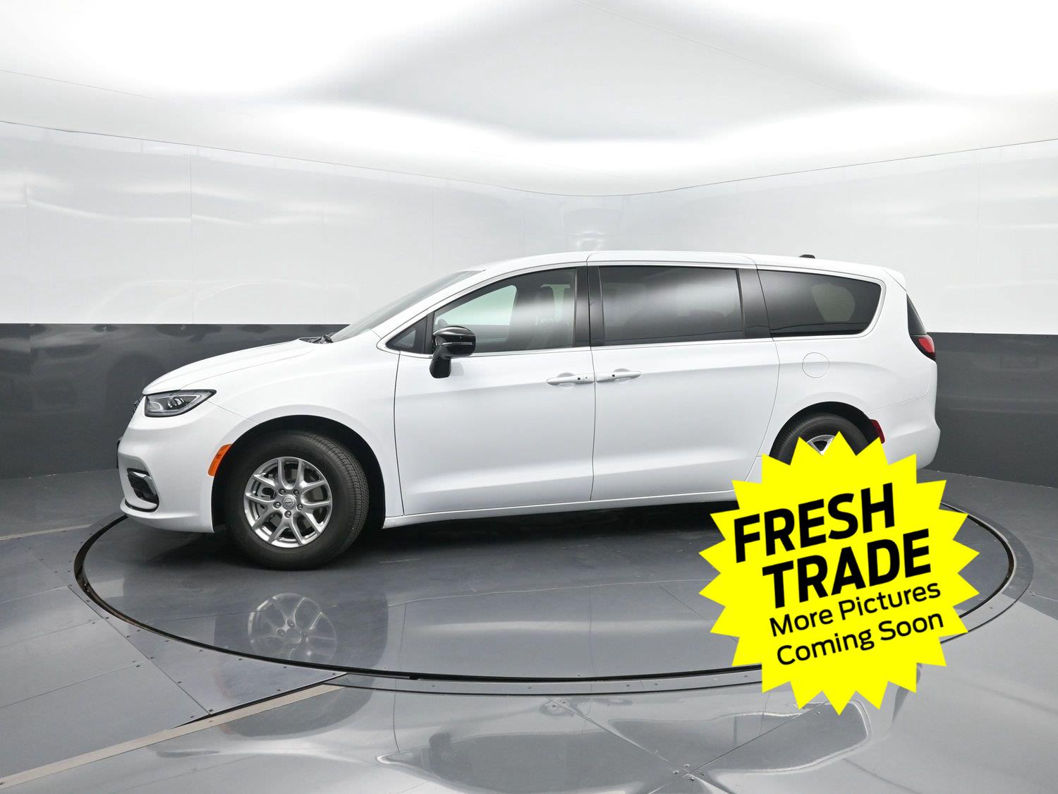 Bright White Clearcoat 2026 Chrysler Pacifica Minivan Front-Wheel Drive 9-Speed Automatic