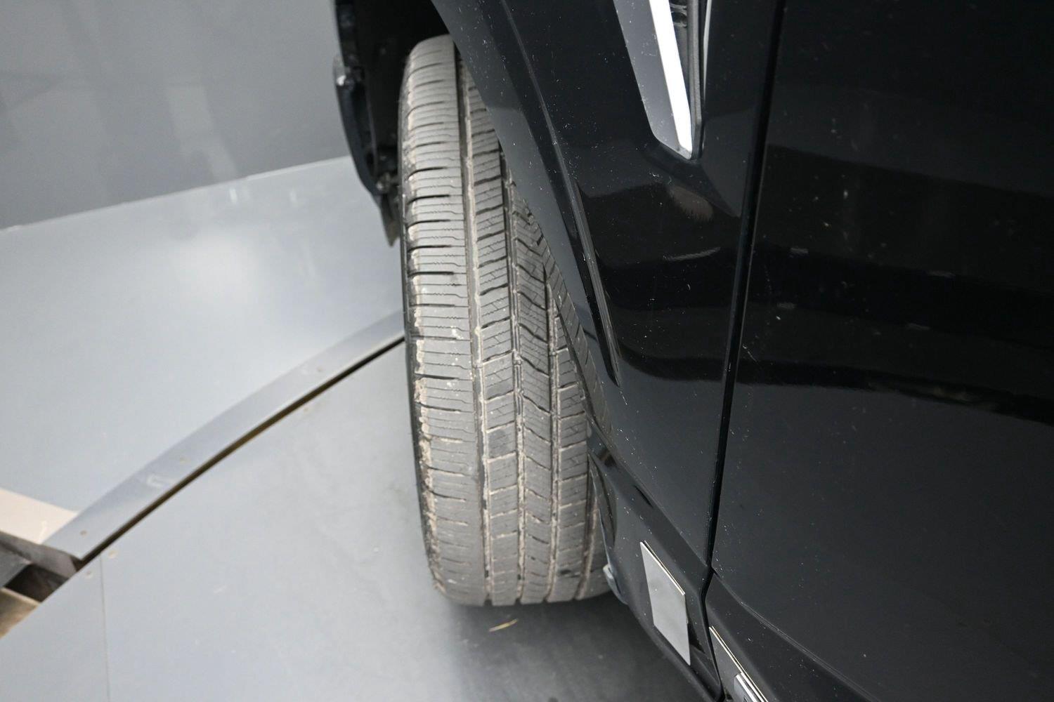 Used 2025 Agate Black Ford Platinum image 5