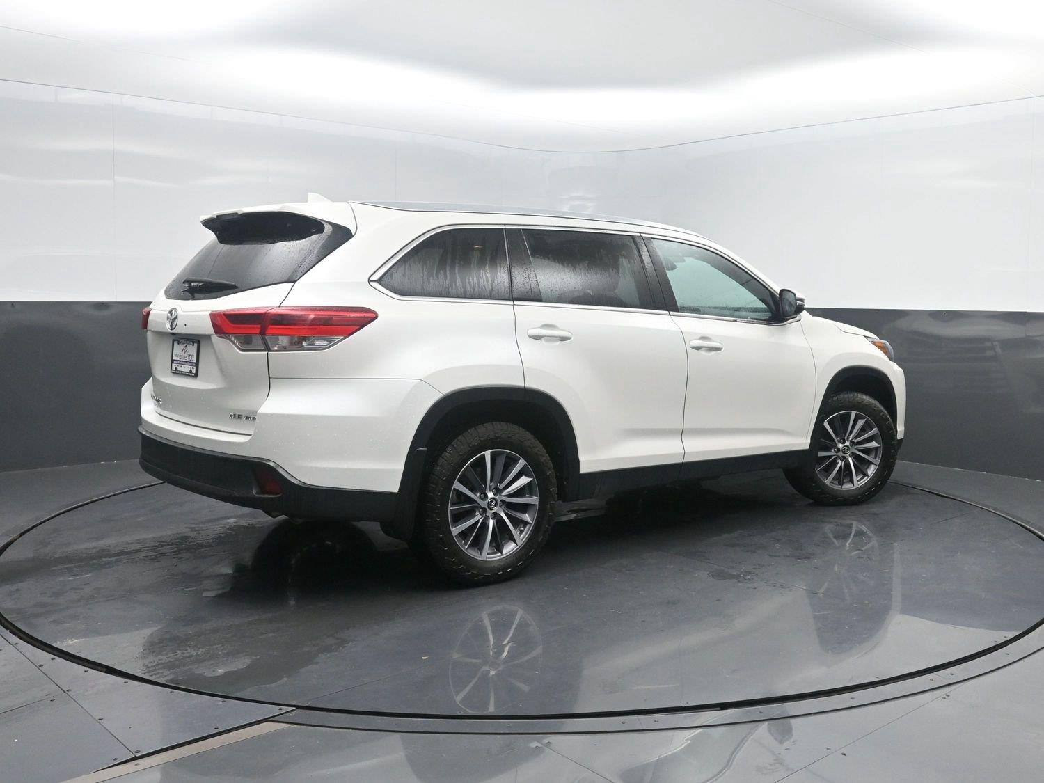 Used 2019 Blizzard Pearl Toyota XLE image 2