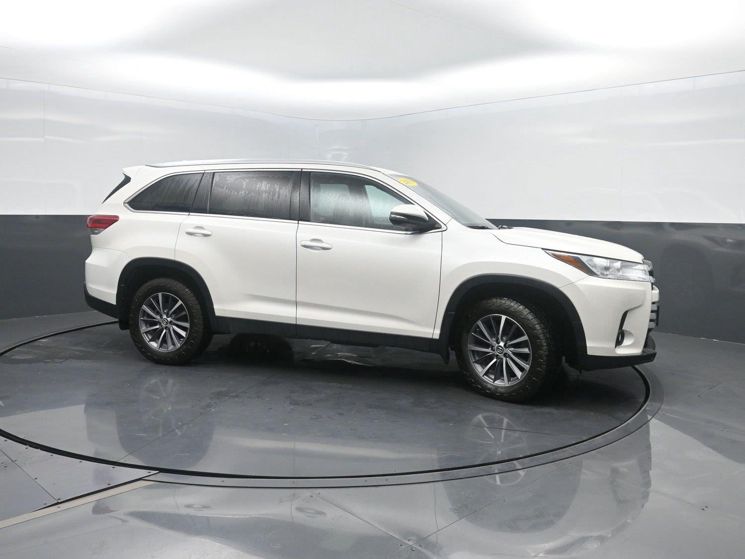 Used 2019 Blizzard Pearl Toyota XLE image 3