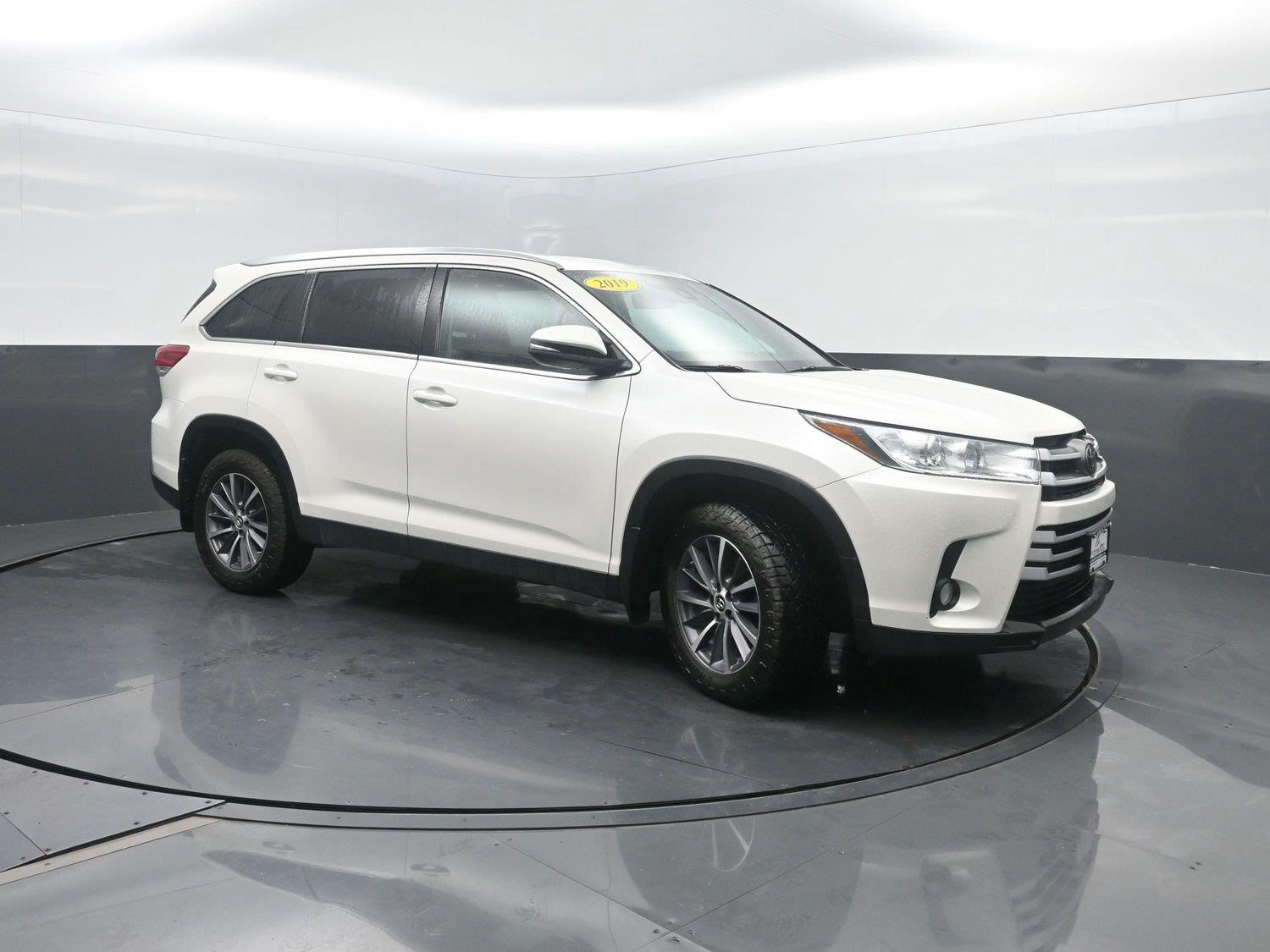 Used 2019 Blizzard Pearl Toyota XLE image 4