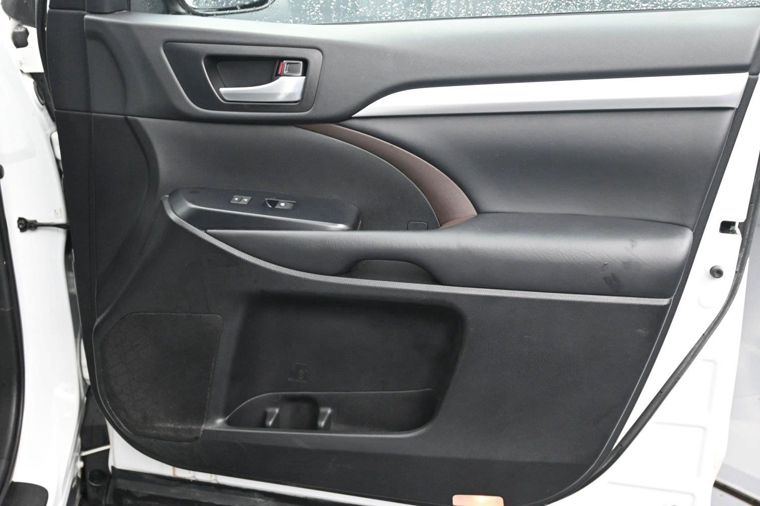 Used 2019 Blizzard Pearl Toyota XLE image 6