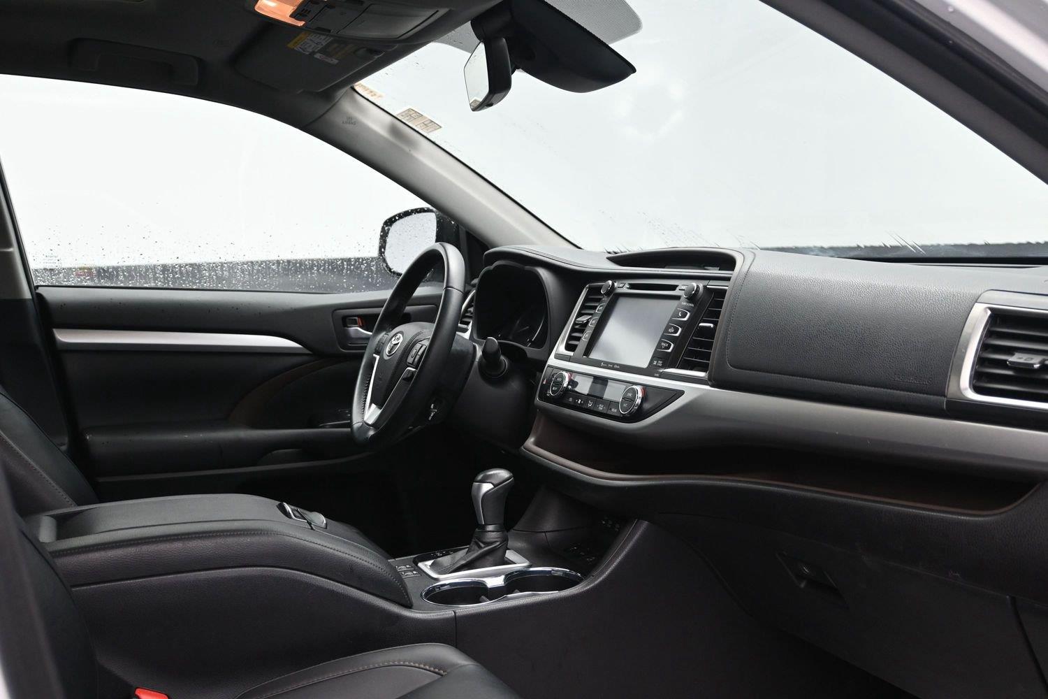 Used 2019 Blizzard Pearl Toyota XLE image 9