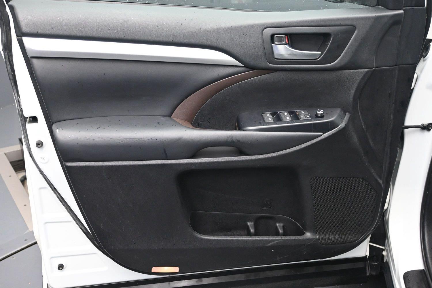 Used 2019 Blizzard Pearl Toyota XLE image 17