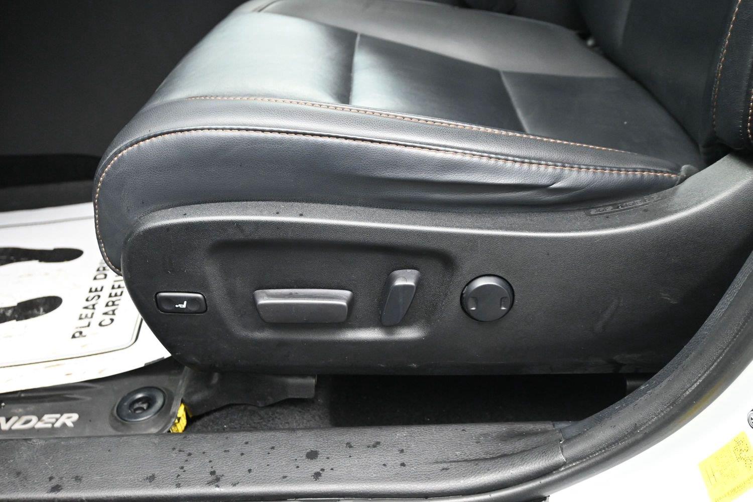 Used 2019 Blizzard Pearl Toyota XLE image 18