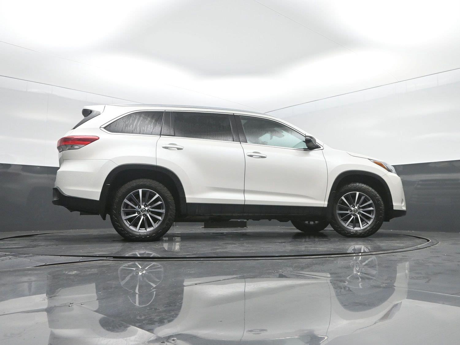 Used 2019 Blizzard Pearl Toyota XLE image 31