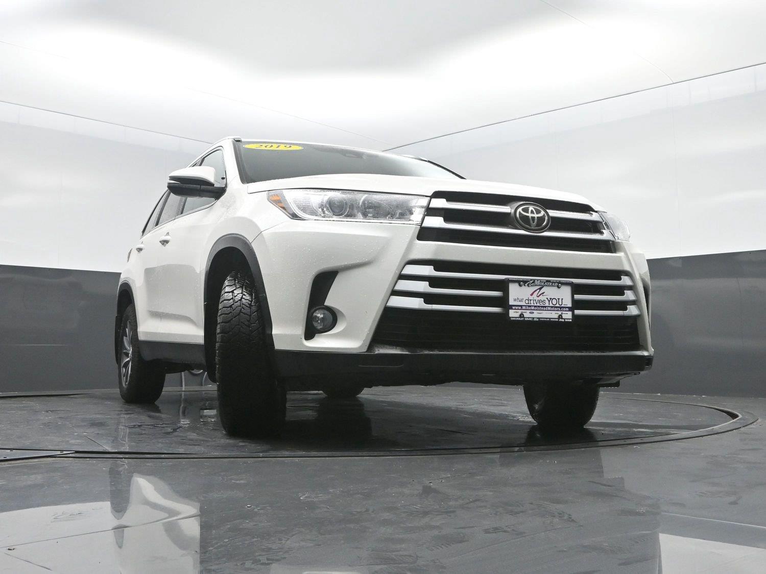 Used 2019 Blizzard Pearl Toyota XLE image 32