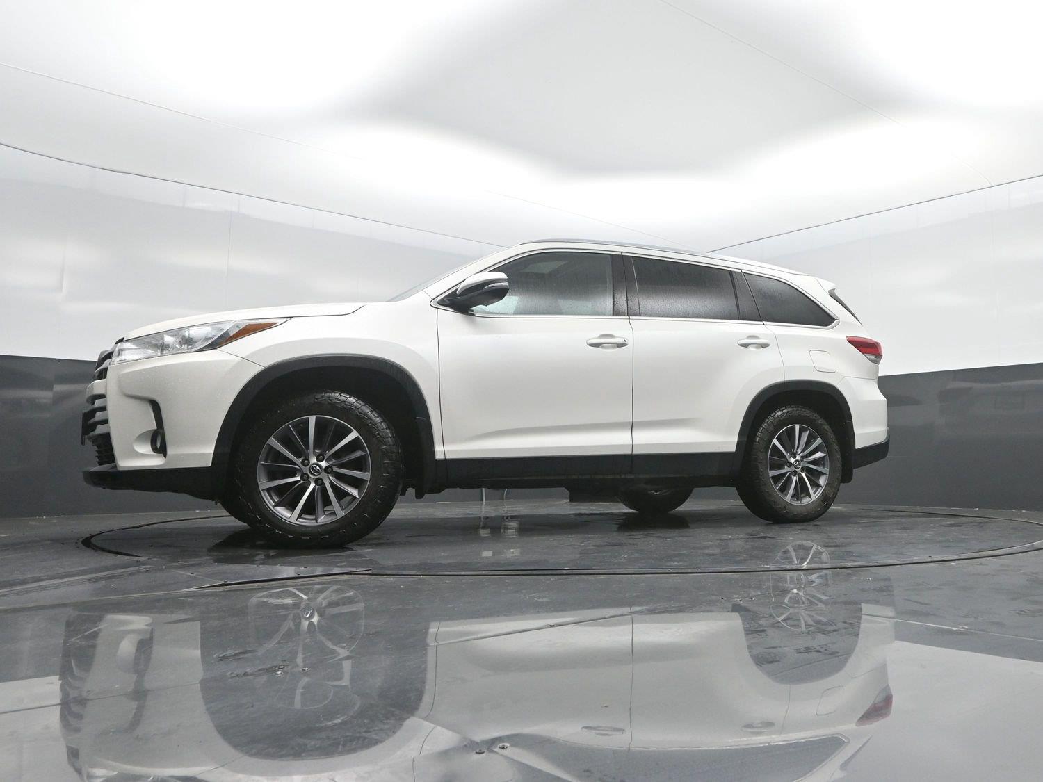Used 2019 Blizzard Pearl Toyota XLE image 33