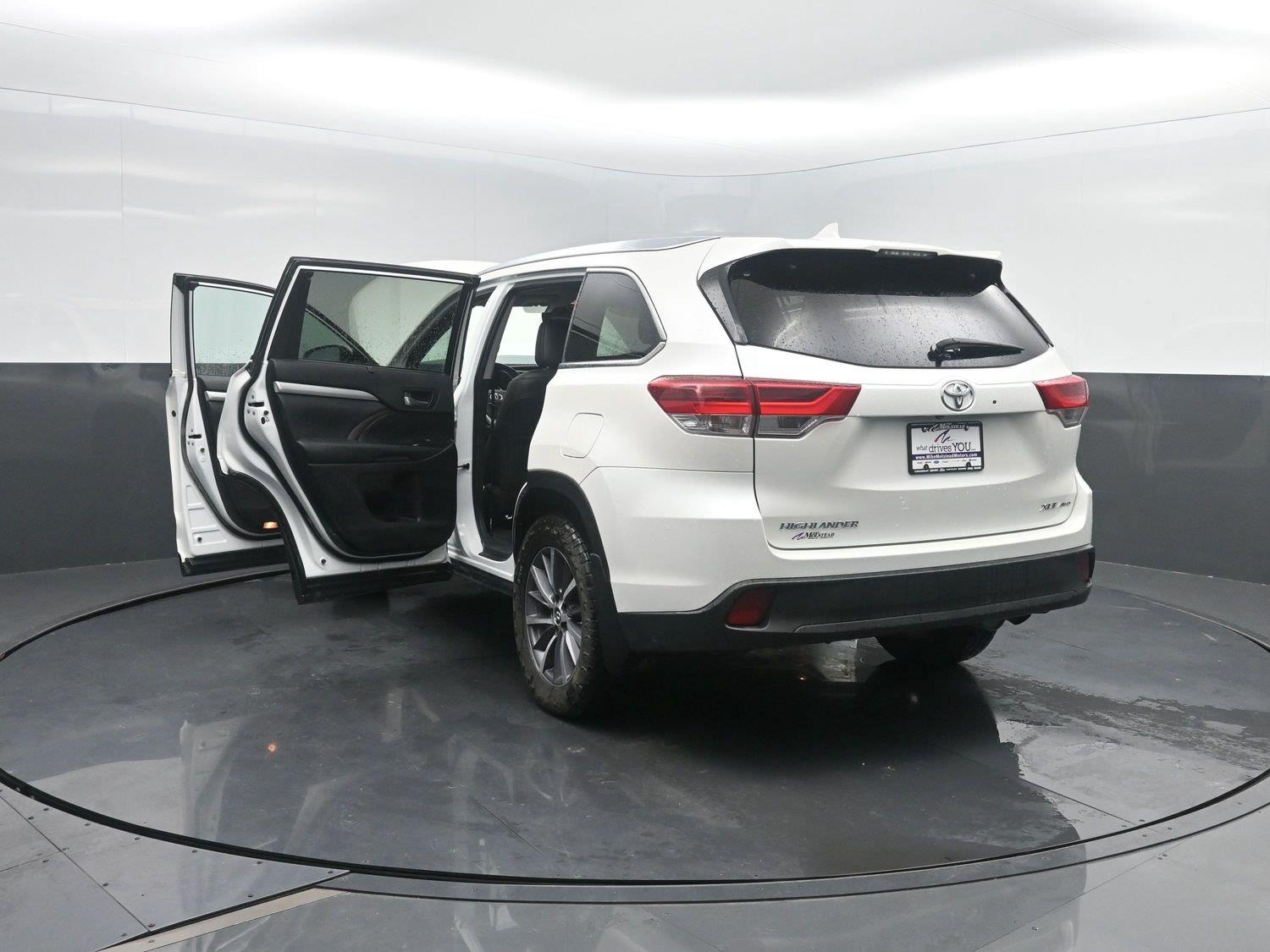 Used 2019 Blizzard Pearl Toyota XLE image 44
