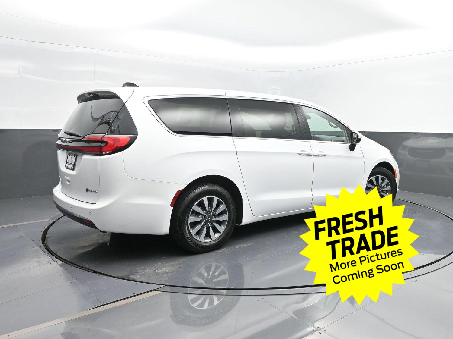 2023 Chrysler Pacifica Hybrid Touring L FWD