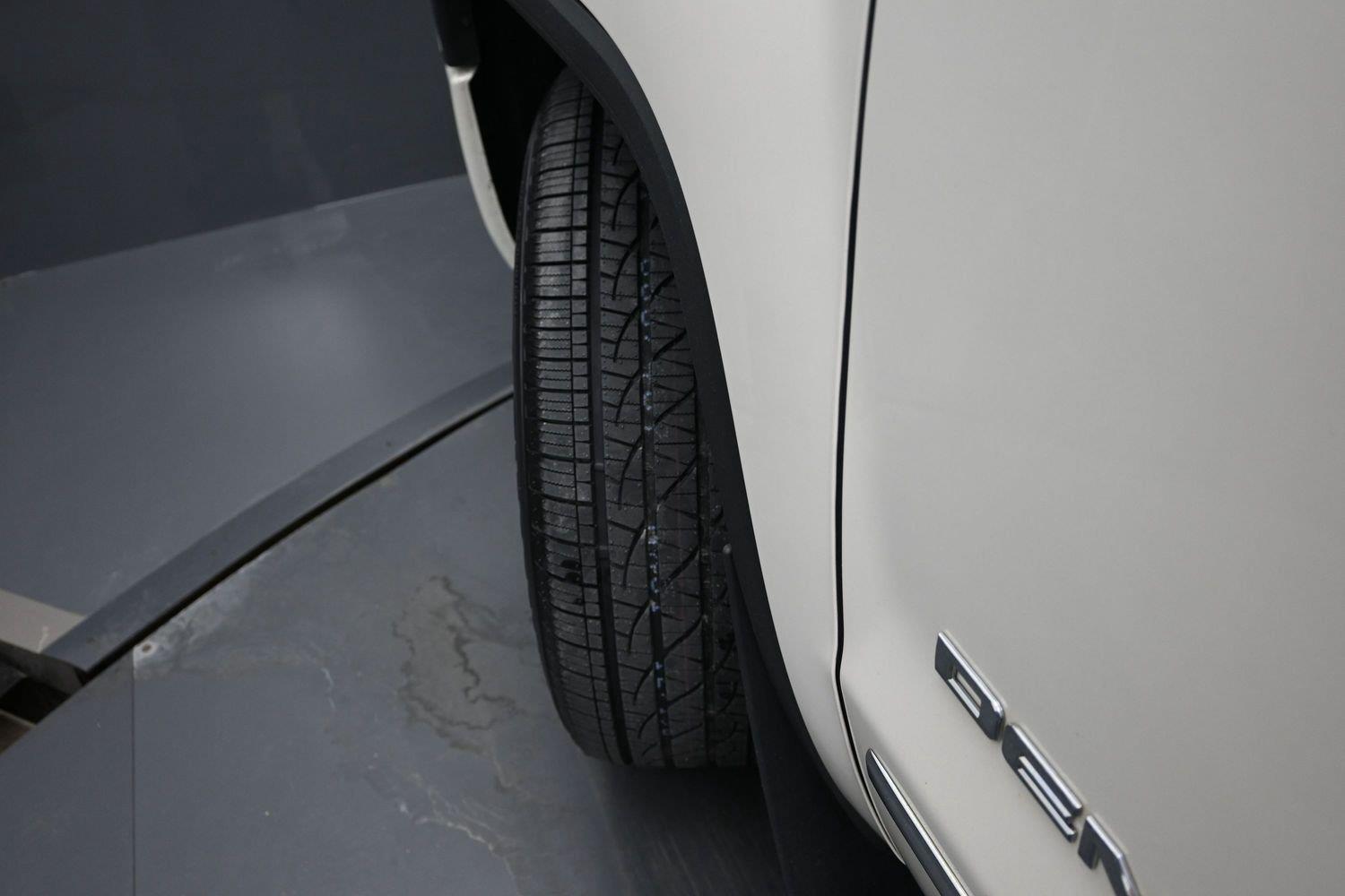 Used 2015 White Diamond Tricoat GMC Denali image 5