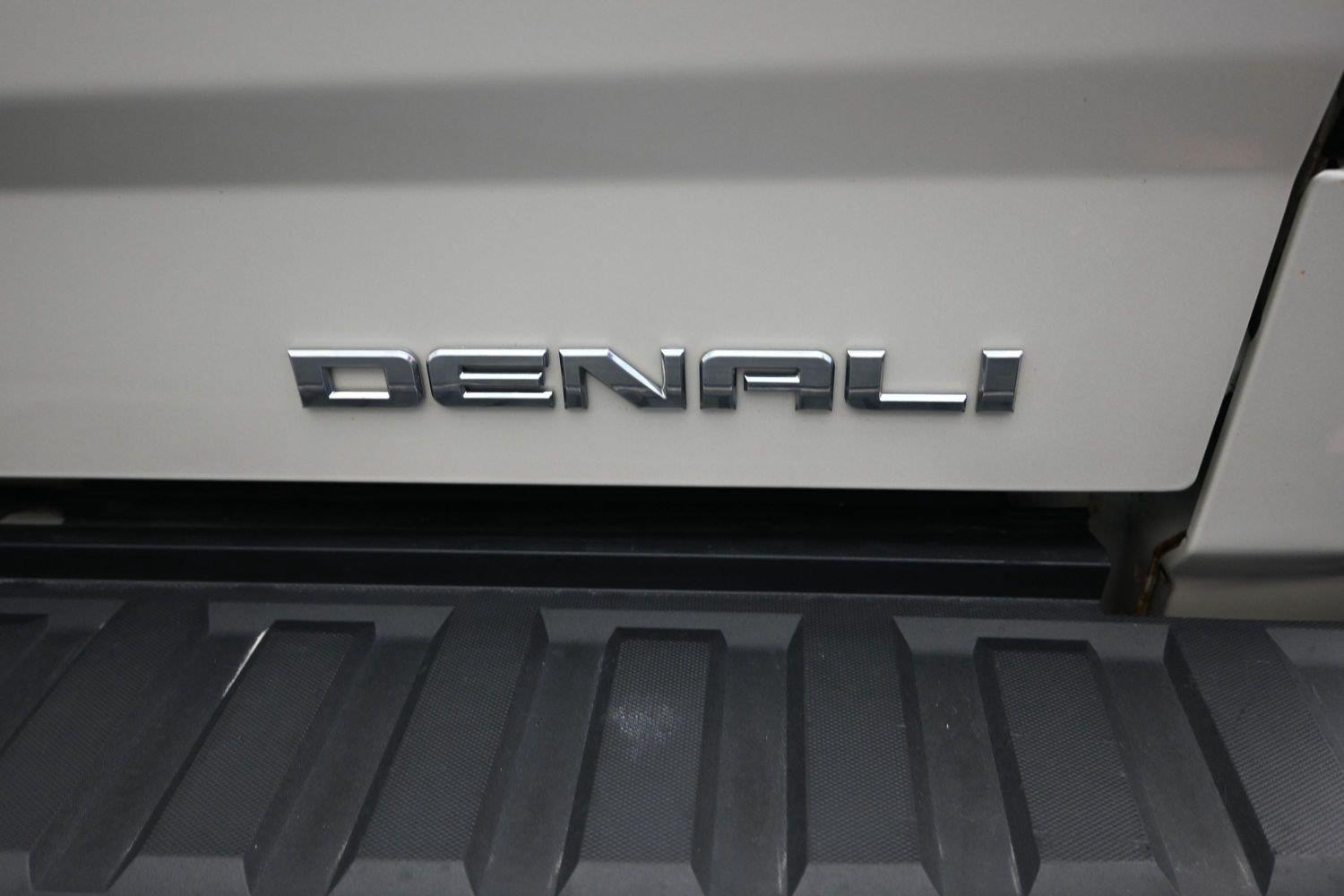Used 2015 White Diamond Tricoat GMC Denali image 14