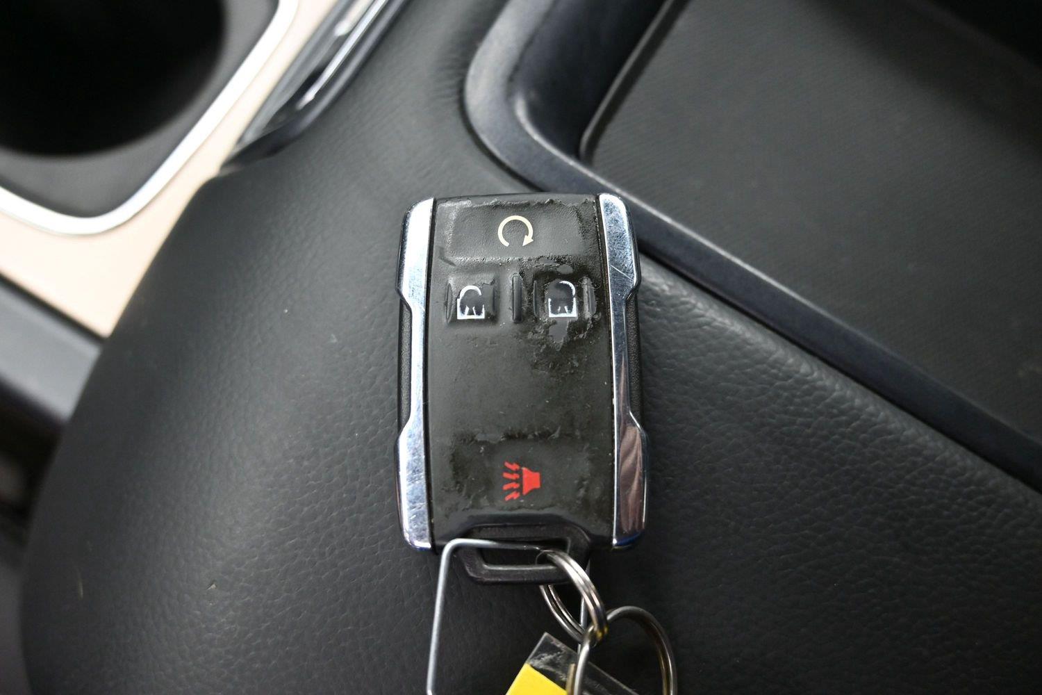 Used 2015 White Diamond Tricoat GMC Denali image 23