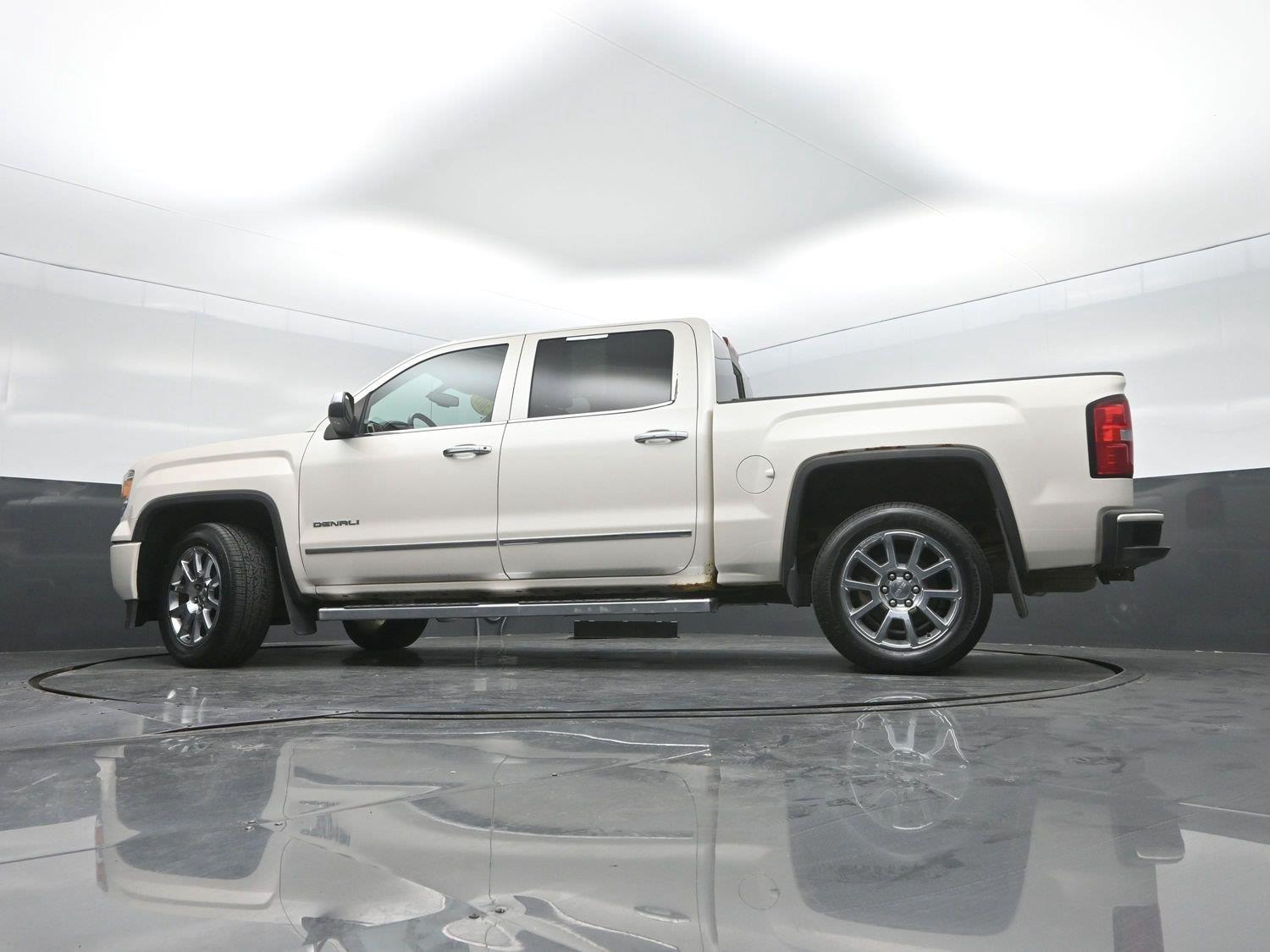 Used 2015 White Diamond Tricoat GMC Denali image 34