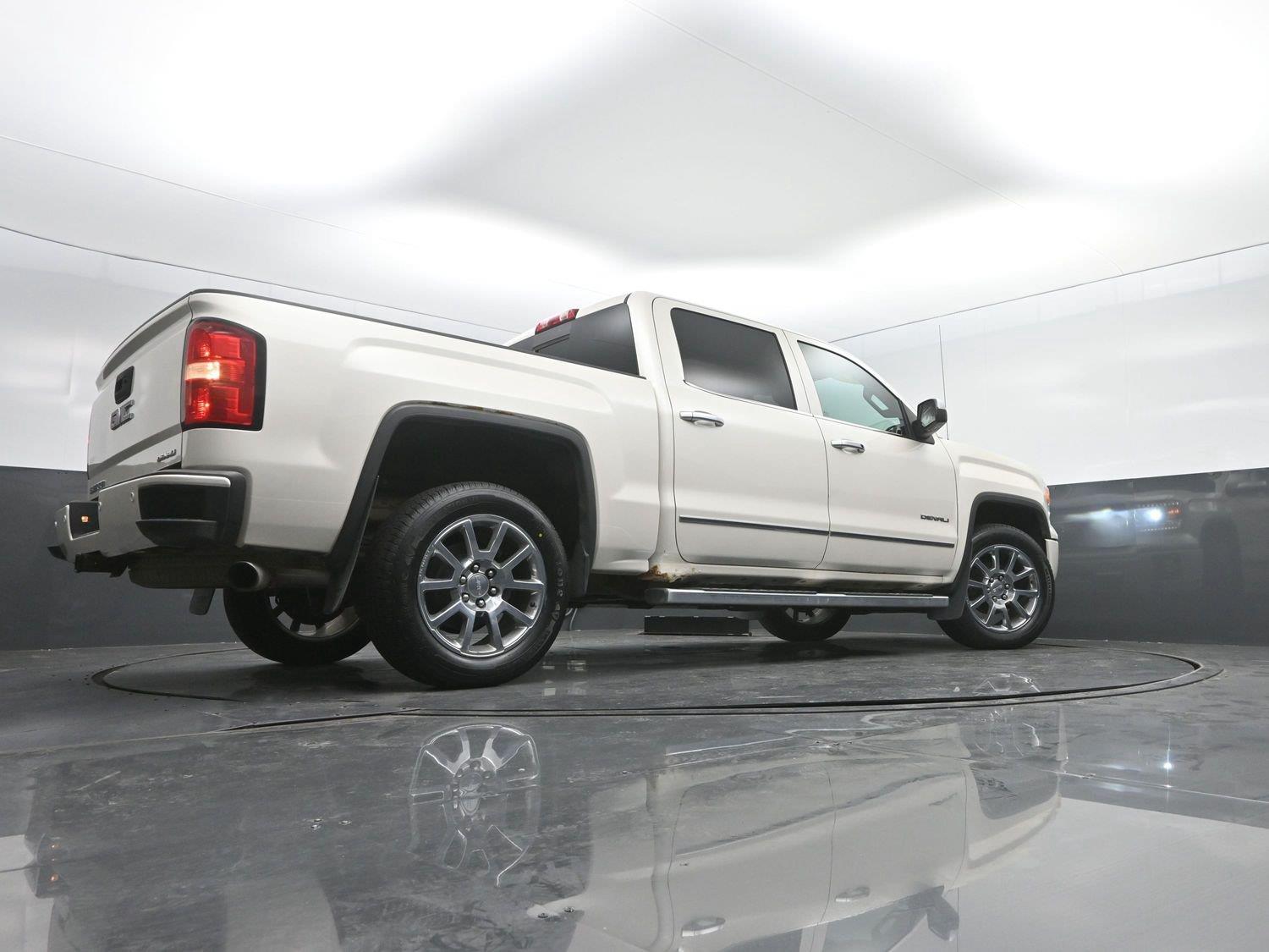 Used 2015 White Diamond Tricoat GMC Denali image 35