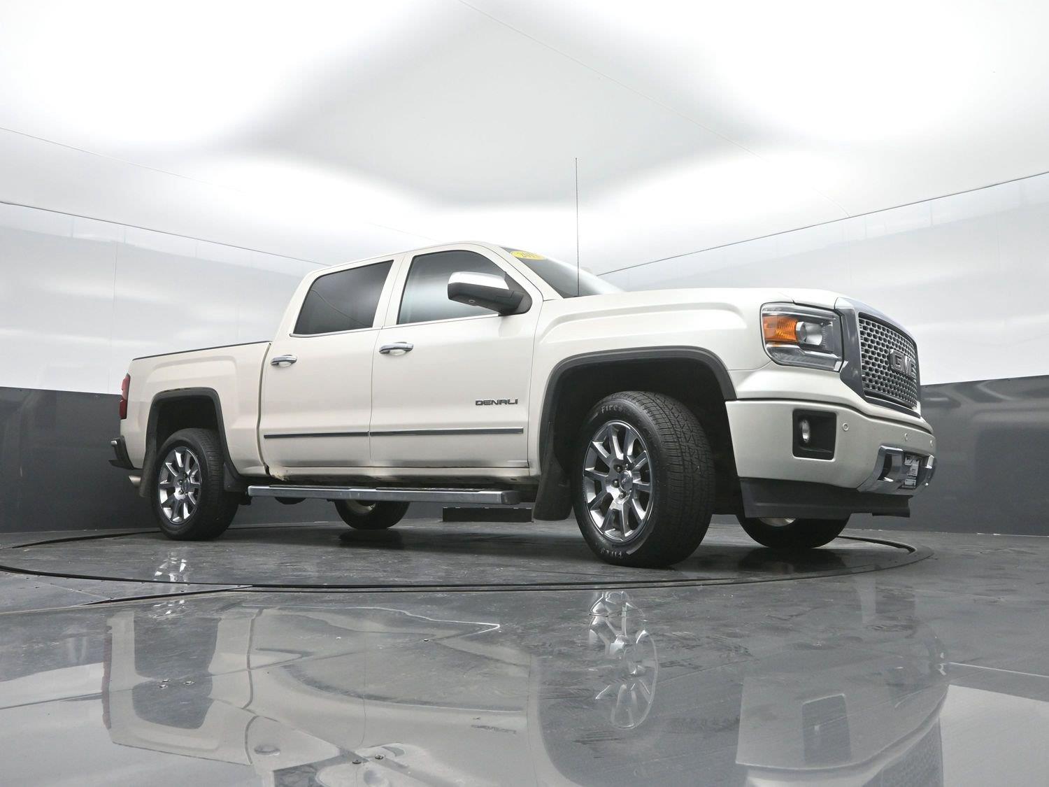 Used 2015 White Diamond Tricoat GMC Denali image 36