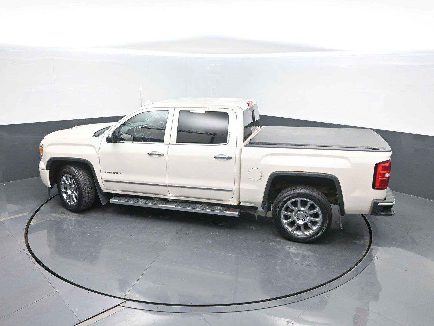 Used 2015 White Diamond Tricoat GMC Denali image 38