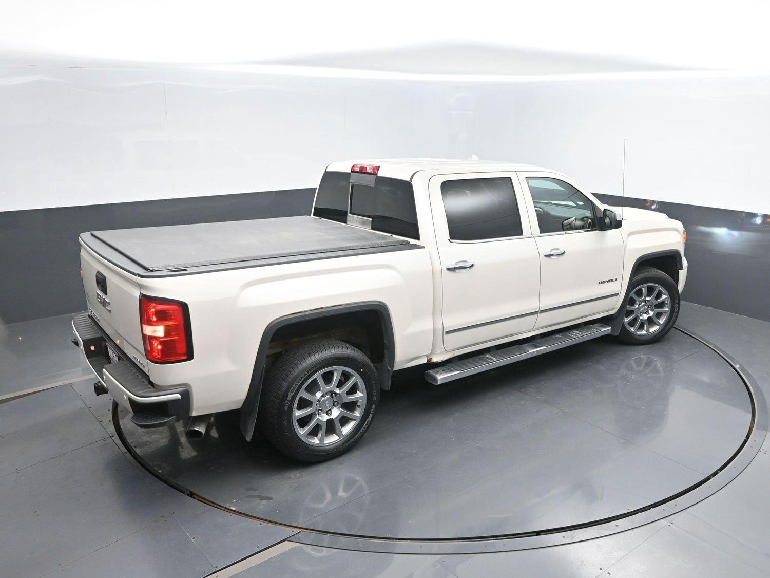 Used 2015 White Diamond Tricoat GMC Denali image 39