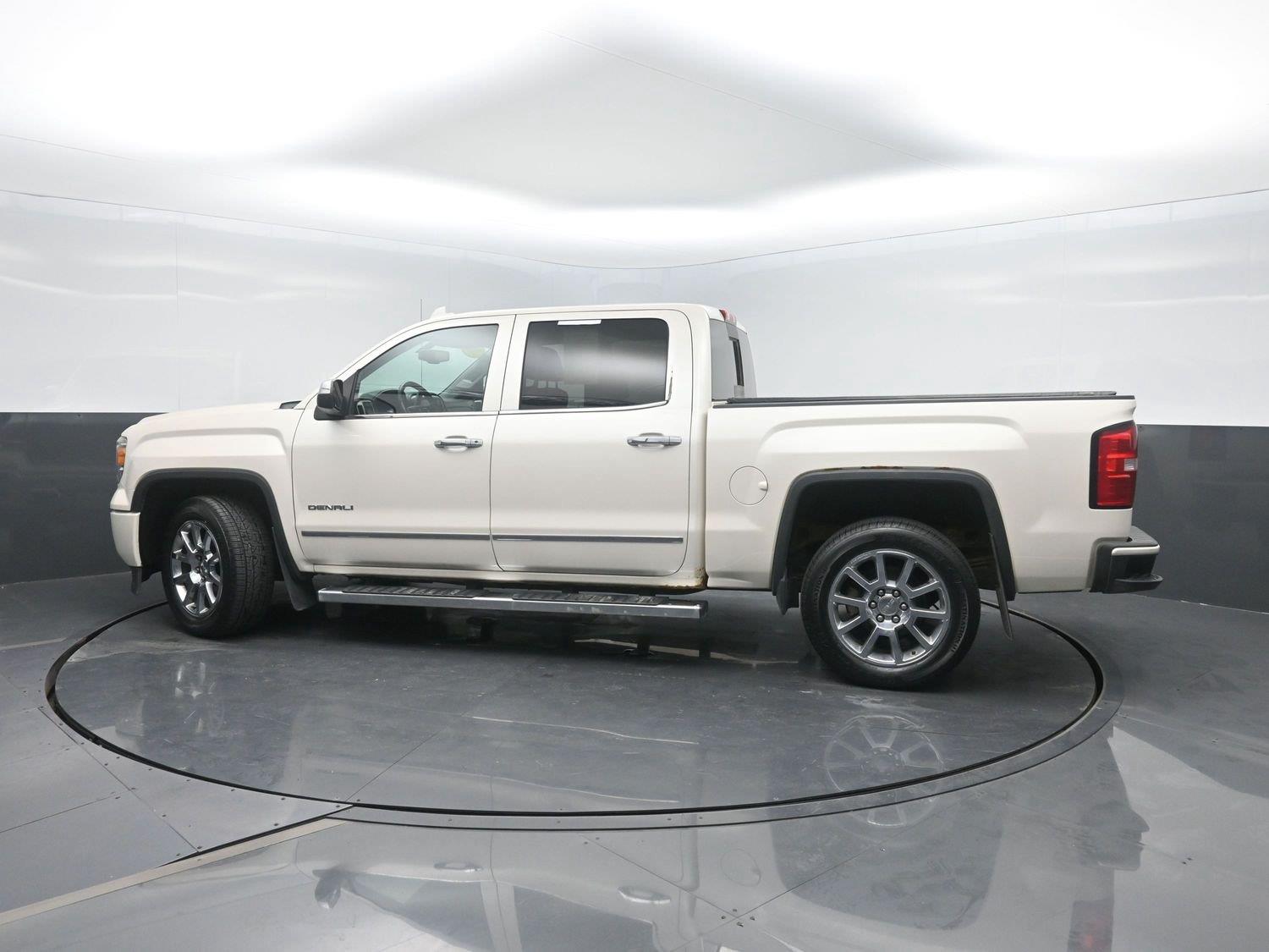 Used 2015 White Diamond Tricoat GMC Denali image 41
