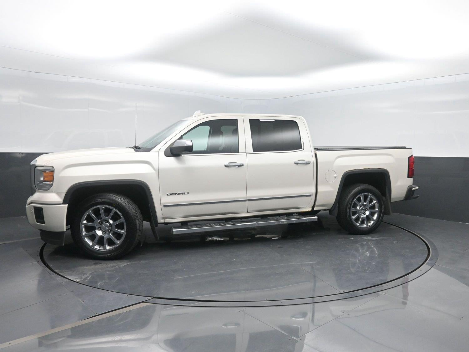 Used 2015 White Diamond Tricoat GMC Denali image 42