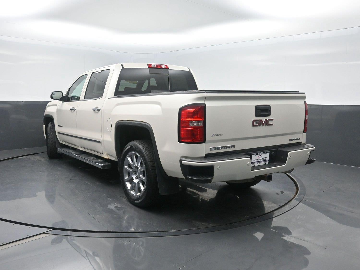 Used 2015 White Diamond Tricoat GMC Denali image 44
