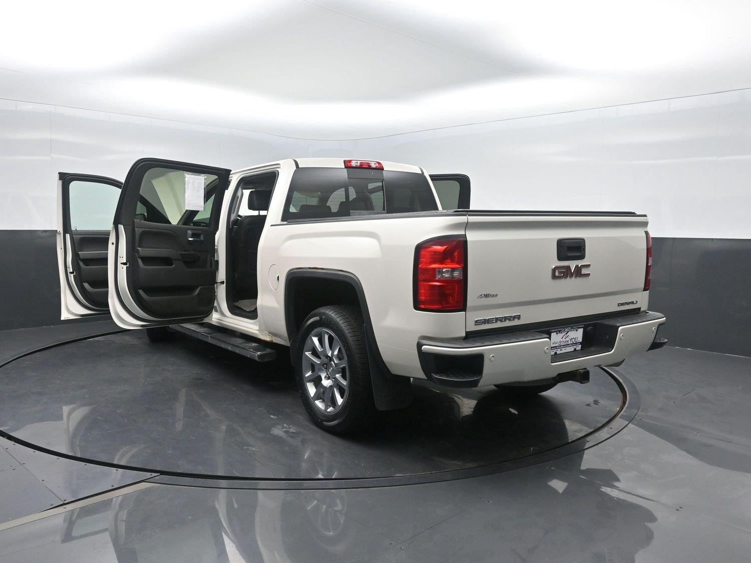 Used 2015 White Diamond Tricoat GMC Denali image 47