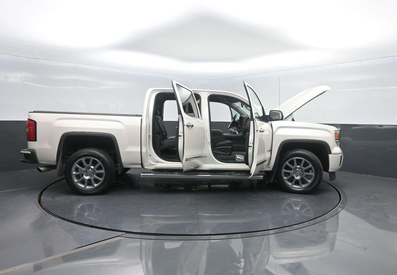 Used 2015 White Diamond Tricoat GMC Denali image 48